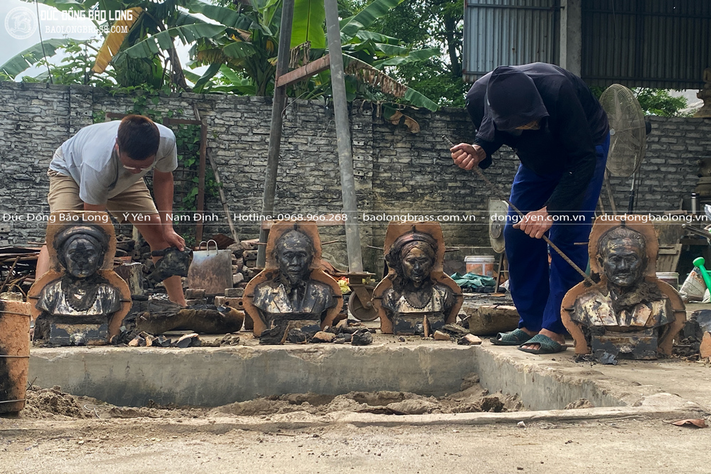 Hoàn thiện đúc tượng chân dung 4 cụ ông cụ bà bằng đồng đỏ cao 42cm 6 tượng chân dung cụ ông cụ bà trong công đoạn dỡ khuôn, chuyển sang quá trình sửa nguội
