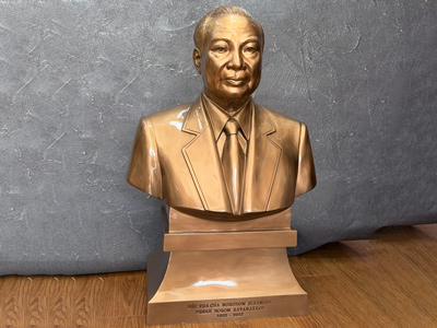 Tượng Chân Dung Quốc Vương Sihanouk (Campuchia) bằng Đồng Đỏ Cao 81cm