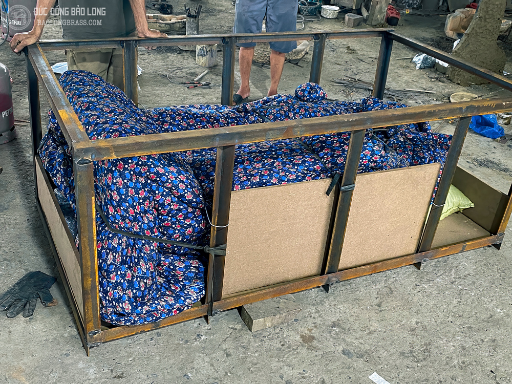 Đúc Tượng Chân Dung Truyền Thần Toàn Thân Tỷ Lệ 1:1 Bằng Đồng Đỏ Cao 1m75 14 Sau khi hoàn thiện, bức tượng sẽ được vận chuyển và bàn giao cho khách hàng