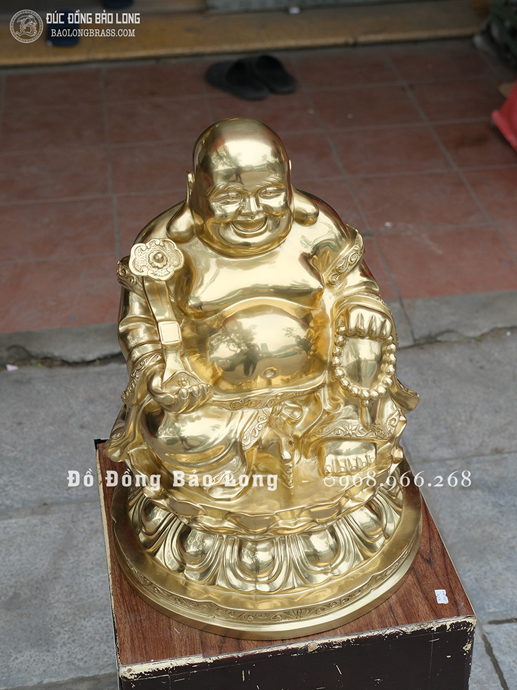 Tượng Di Lặc ngồi cầm gậy Như Ý bằng đồng vàng catut cao 48cm
