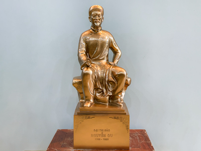 Tượng Đại Thi Hào Nguyễn Du Bằng Đồng Đỏ Cao 81Cm