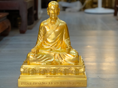 Tượng Phật Hoàng Trần Nhân Tông Bằng Đồng Dát Vàng 9999 Cao 28Cm