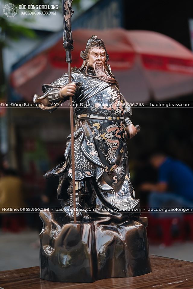 Tượng Quan Công đứng chống đao khảm tam khí cao 48cm