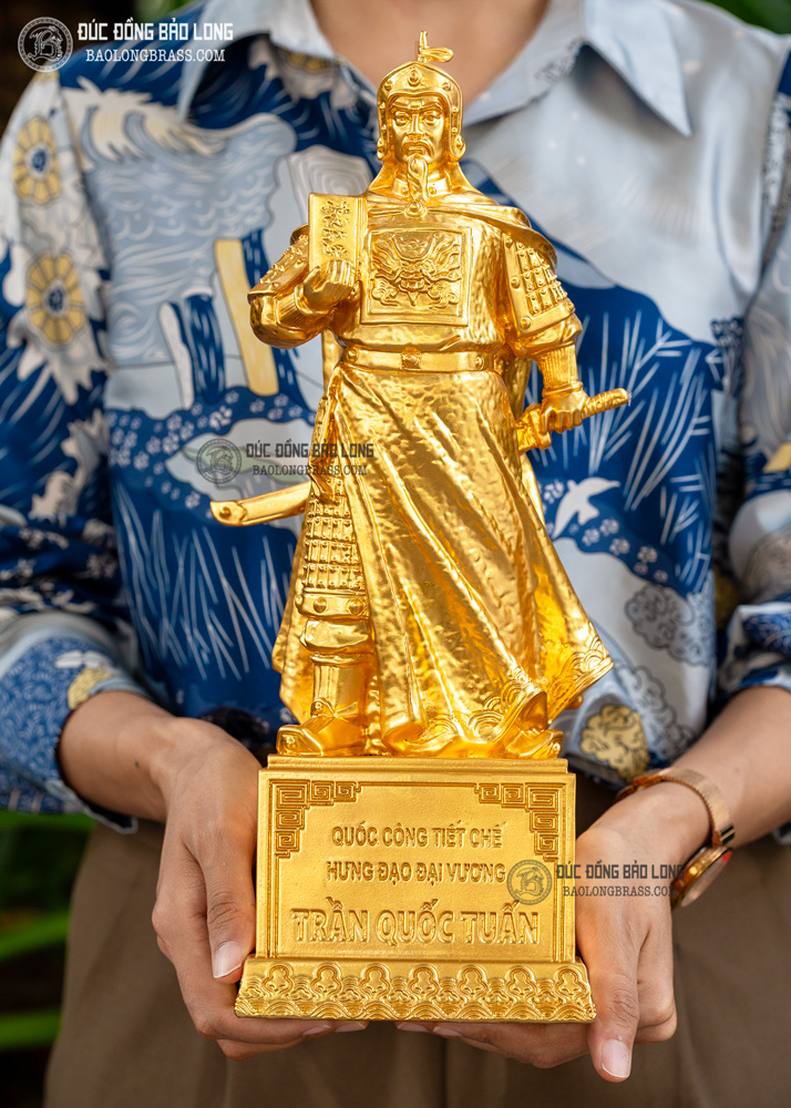 tượng Trần Hưng Đạo nâng binh thư 37cm Dát vàng