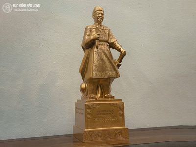 Tượng Đồng Trần Quốc Tuấn Chạm Hoa Văn Màu Trầm Cổ Cao 48Cm
