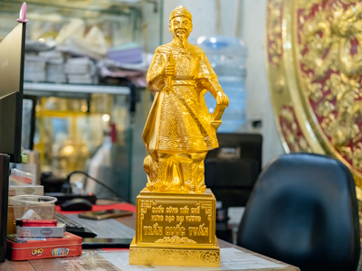 Tượng Trần Hưng Đạo Bằng Đồng Đỏ Dát Vàng 9999 Cao 48Cm (Mẫu Đế Hoa Văn Mới)