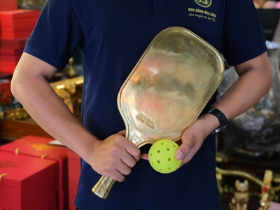 Đúc Vợt PickleBall Bằng Đồng Vàng Tỉ Lệ 1:1 Theo Kích Thước Tiêu Chuẩn